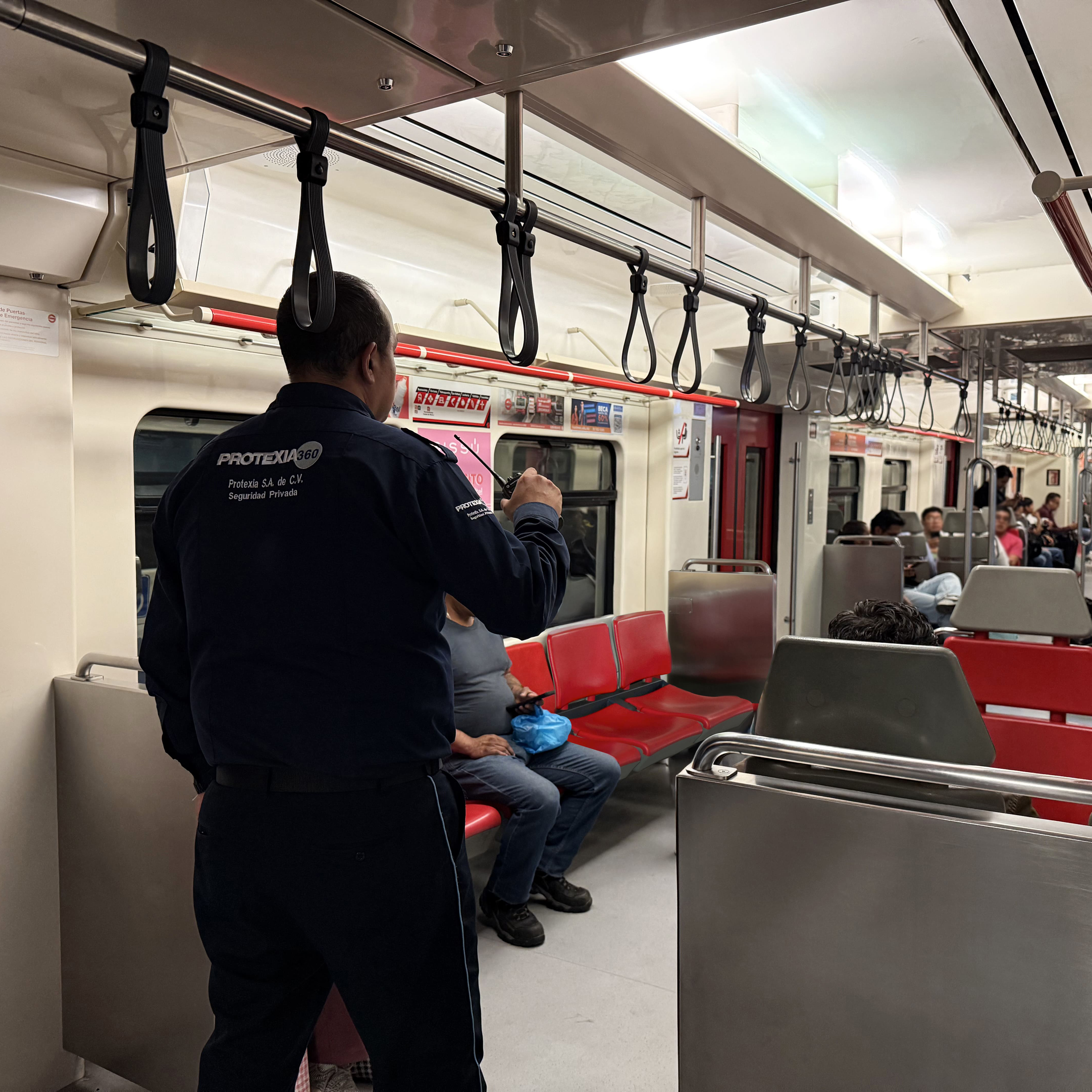 Personal de seguridad en tren